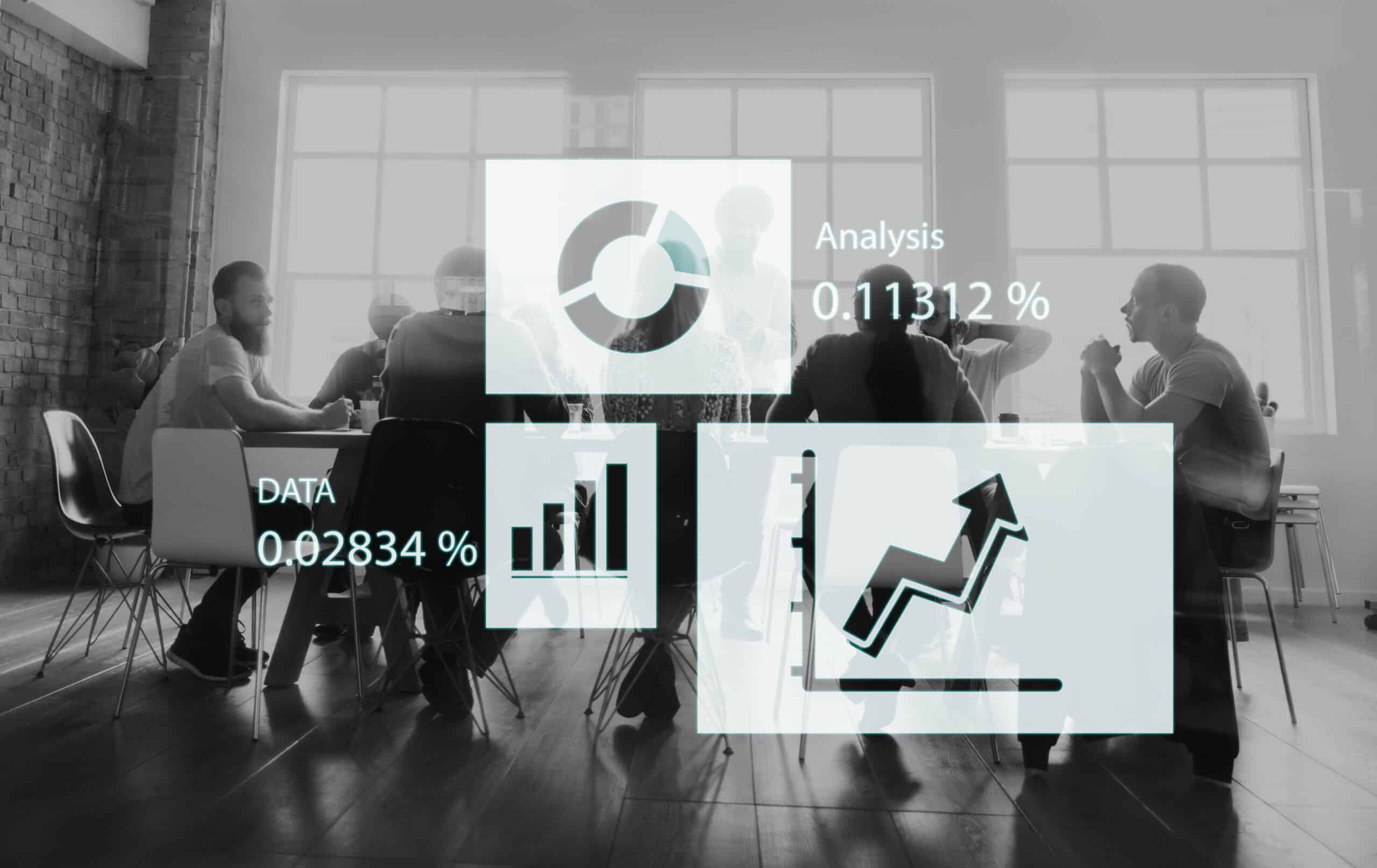 Kurumsal ofis ortamında, Power BI benzeri bir platformda gösterilen dijital grafiklerle veri görselleştirme yapan profesyonel ekip.