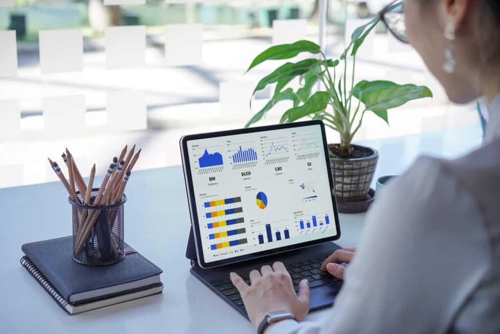 Power BI Eğitimi sırasında veri modelleme ve dashboard analizi yapan kişi
