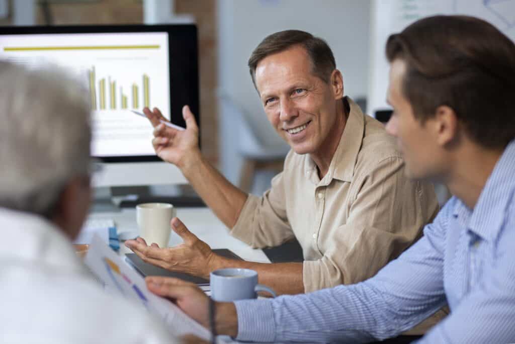 Power BI kurumsal eğitimi sırasında veri analizi ve dashboard sunumu yapan ekip