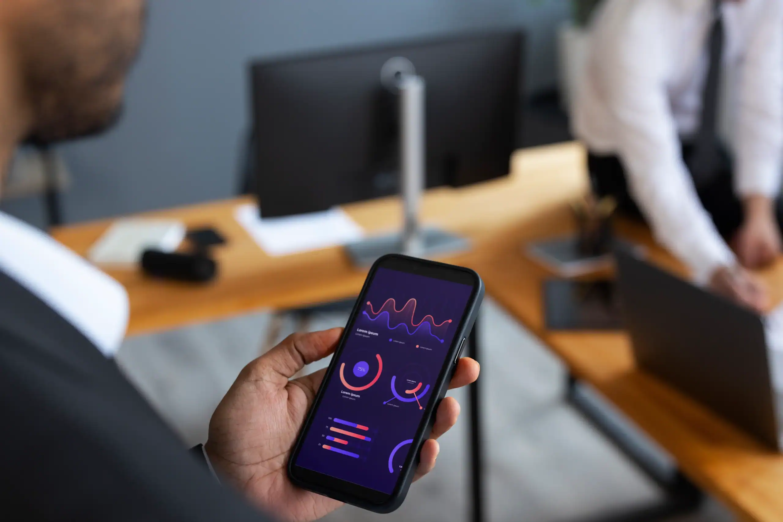 Mobil BI ile ERP satış verilerine anında erişim sağlayan bir iş insanının mobil cihaz üzerinden satış raporlarını incelemesi.